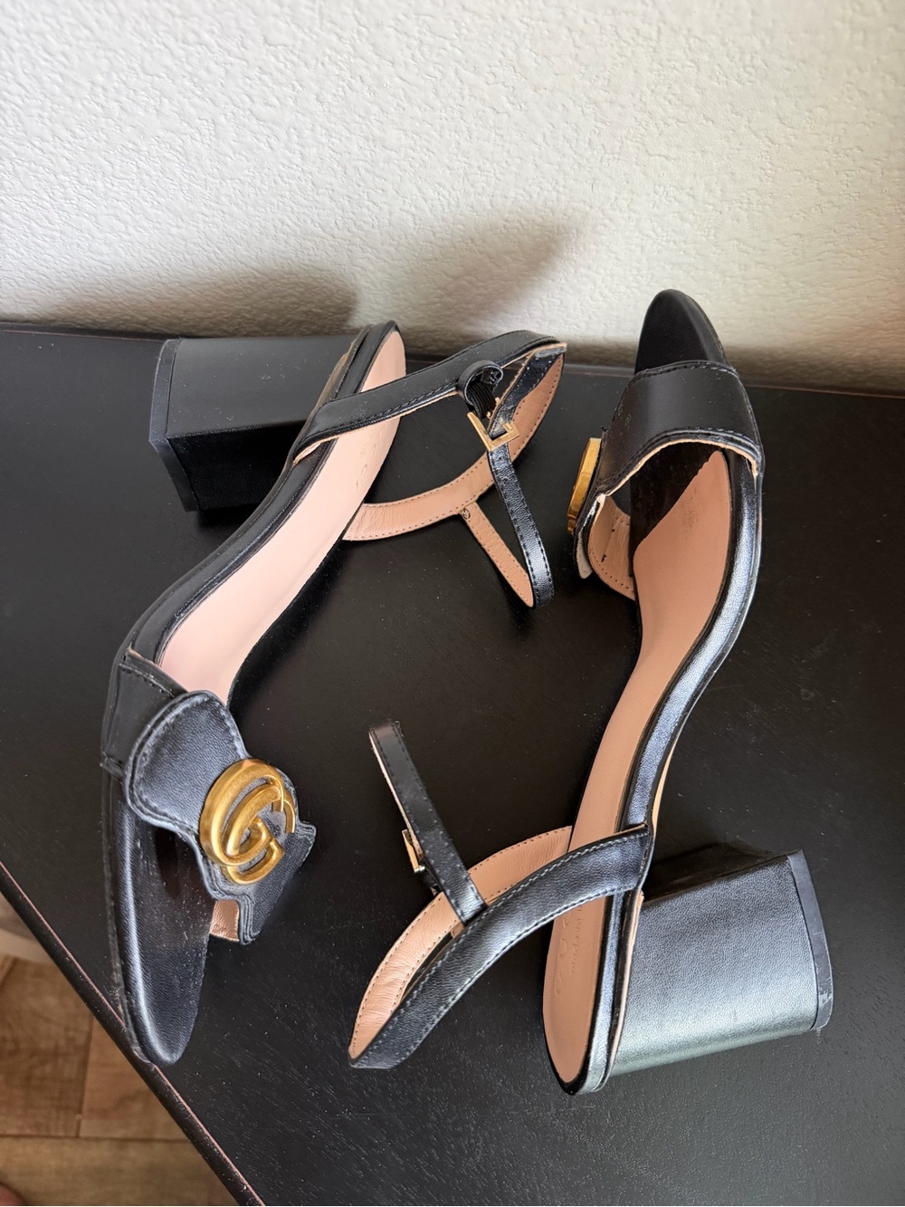 Source Unknown Black Leather Block Heel Sandals with Gold GG 39 Cute - Picture 4 of 6